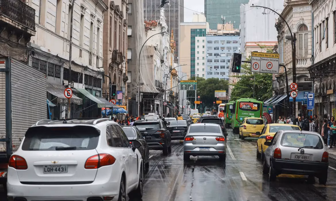 O vencimento da primeira parcela, ou da cota única, do Imposto sobre a Propriedades de Veículos Automotores (IPVA) de 2026 do Rio de Janeiro começa nesta quarta-feira (21). Nesta semana, vencem os pagamentos referentes aos veículos com os finais de placa 0, 1 e 2. O pagamento pode ser feito à vista, com 3% de desconto, ou em três vezes, sem abatimento.

Para quitar o imposto, o contribuinte deve emitir o Documento de Arrecadação do Rio de Janeiro (DARJ) exclusivamente no hotsite do IPVA da Secretaria de Estado de Fazenda. Na plataforma, o contribuinte deve clicar em “Emissão DARJ IPVA” e informar o número do Registro Nacional de Veículos Automotores (Renavam). A recomendação é digitar o endereço diretamente no navegador, evitando sites de busca que podem direcionar a ambientes criados por golpistas.

O pagamento poderá ser feito via Pix, em qualquer instituição financeira, ou por código de barras, em bancos parceiros da Fazenda estadual (Bradesco, Itaú, Santander e SICOOB). Caso a modalidade de pagamento escolhida seja Pix, o contribuinte deve se atentar às seguintes informações no aplicativo do banco antes confirmar a transação: o CNPJ 42.498.675/0001-52 e o nome do favorecido “SEFAZ RJ – SECRETARIA DE ESTADO DE FAZENDA DO RJ”.

Desde a liberação para emissão, no dia 8, até esta segunda-feira, dia 19, já foram gerados pouco mais de 2 milhões de DARJs e pagos quase 430 mil, sendo 68% por Pix (mais de 290 mil).

O valor do imposto é calculado por meio da aplicação das alíquotas estabelecidas em lei (4% para carros flex, 2% para motos, 1,5% para carros movidos a GNV e 0,5% para veículos movidos exclusivamente a energia elétrica) sobre os valores venais (preços de mercado) dos veículos, calculados pela Fundação Instituto de Pesquisas Econômicas (Fipe).

Calendário do IPVA 2026 no RJ
Final de Placa 	1ª parcela ou cota única 	2ª parcela 	3ª parcela
0 	21/jan 	20/fev 	23/mar
1 	22/jan 	23/fev 	26/mar
2 	23/jan 	24/fev 	27/mar
3 	26/jan 	25/fev 	30/mar
4 	27/jan 	26/fev 	31/mar
5 	28/jan 	27/fev 	1/abr
6 	29/jan 	2/mar 	6/abr
7 	30/jan 	3/mar 	7/abr
8 	2/fev 	4/mar 	8/abr
9 	3/fev 	6/mar 	9/abr
Fonte: Sefaz-RJ

Taxa de licenciamento

Além do IPVA, o proprietário do veículo também precisa pagar a taxa do licenciamento anual, de R$ 293,71.

É necessário acessar esta página do Bradesco e gerar a Guia de Regularização de Taxas (GRT) referente ao CRLV.

Basta informar o Renavam e emitir o boleto, que também traz um QR-Code para pagar por Pix.
Veja os vídeos que estão em alta no g1

Veja os vídeos que estão em alta no g1