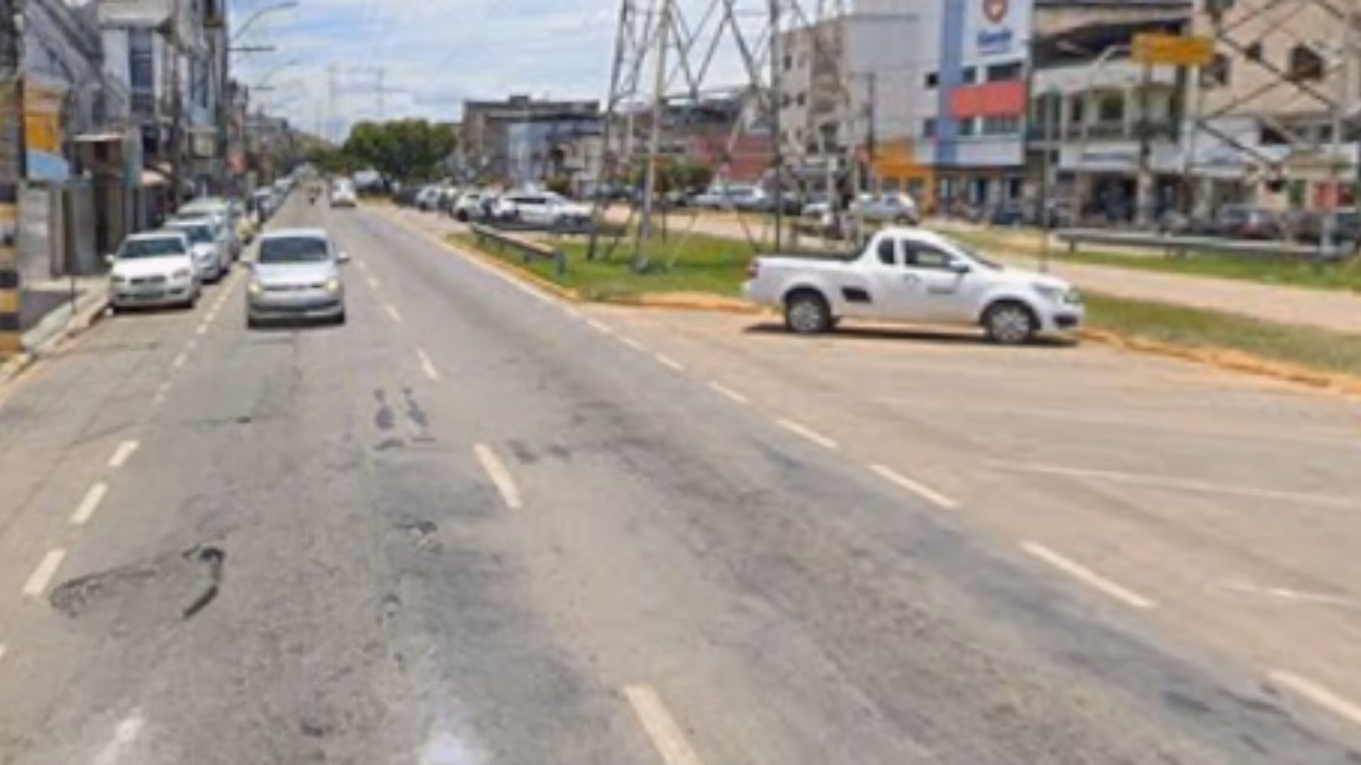 De acordo com a PM, a abordagem ocorreu por volta das 2h25, durante patrulhamento de rotina. Ao revistarem o suspeito, os militares localizaram na cintura dele um simulacro de pistola, de cor preta