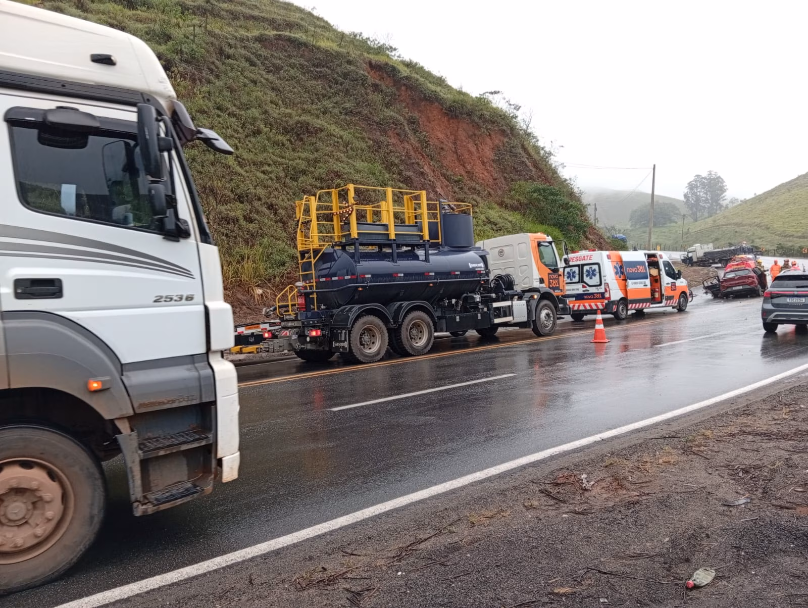 O motorista do caminhão não se feriu e assinou um termo de recusa de atendimento médico.