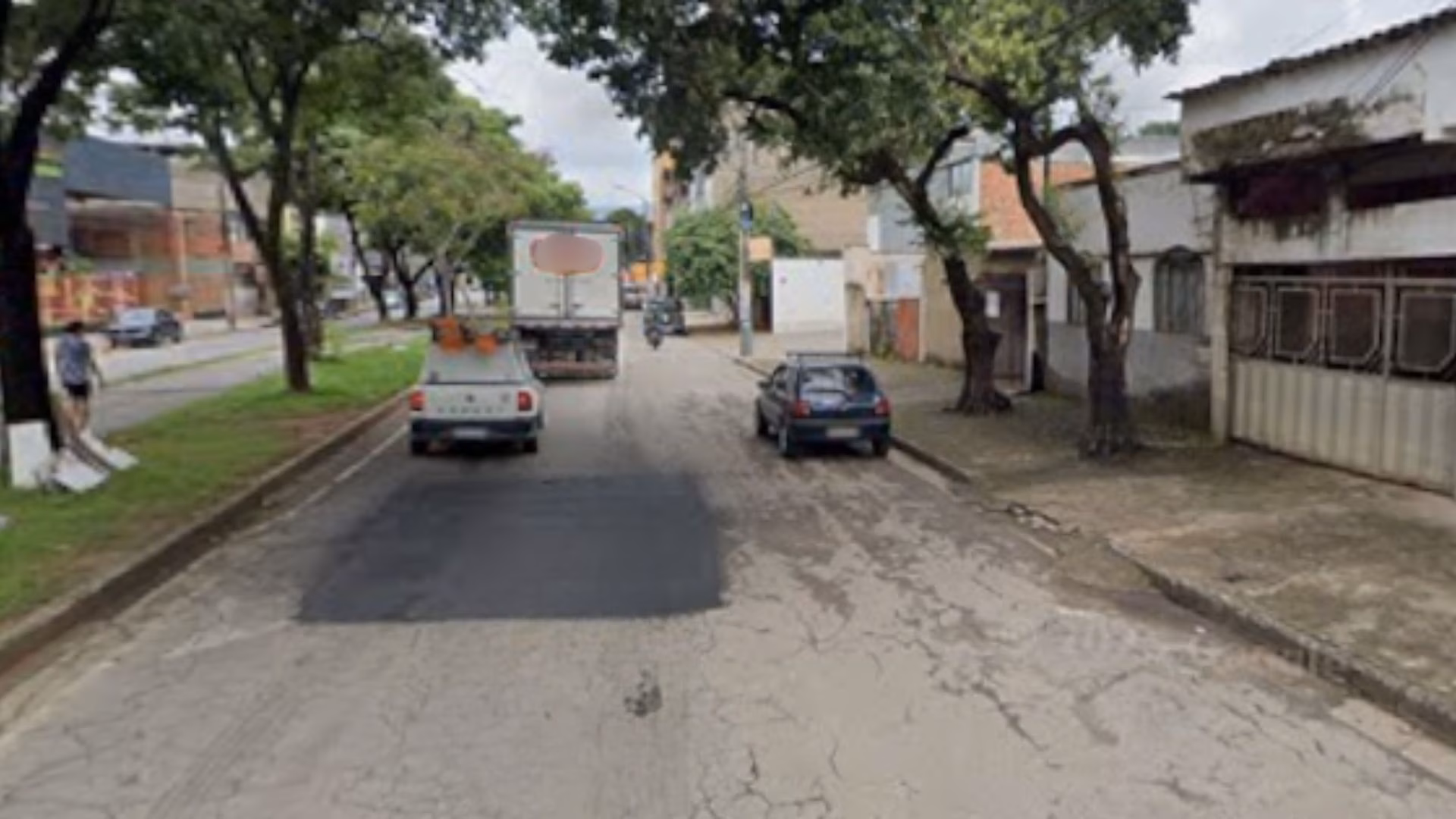 A ação foi rápida e deixou o entregador sem possibilidade de reação, diante da presença da arma e da abordagem repentina.