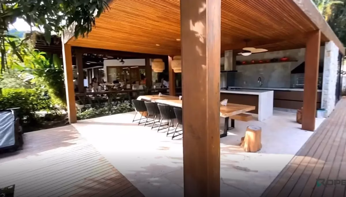 Mansão de Aline foi construída há dois anos