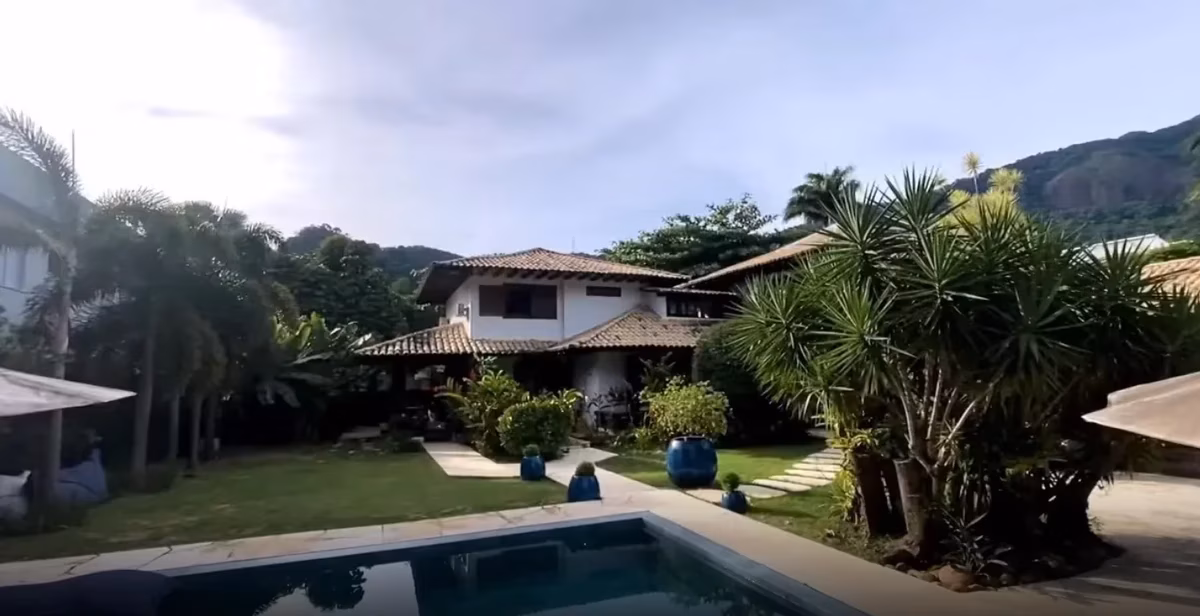 Mansão de Aline foi construída há dois anos