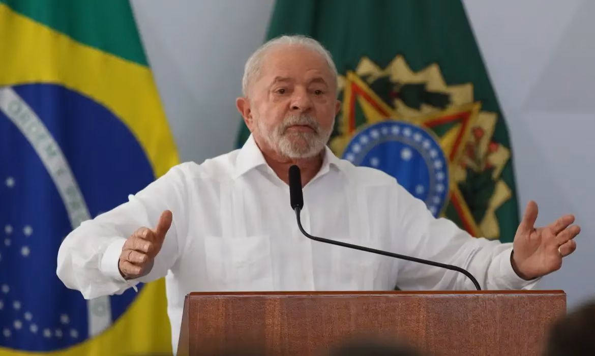 Com a medida, que prevê reajuste do piso nacional dos professores da educação básica pública, o salário base passa a ser de R$ 5.130,63