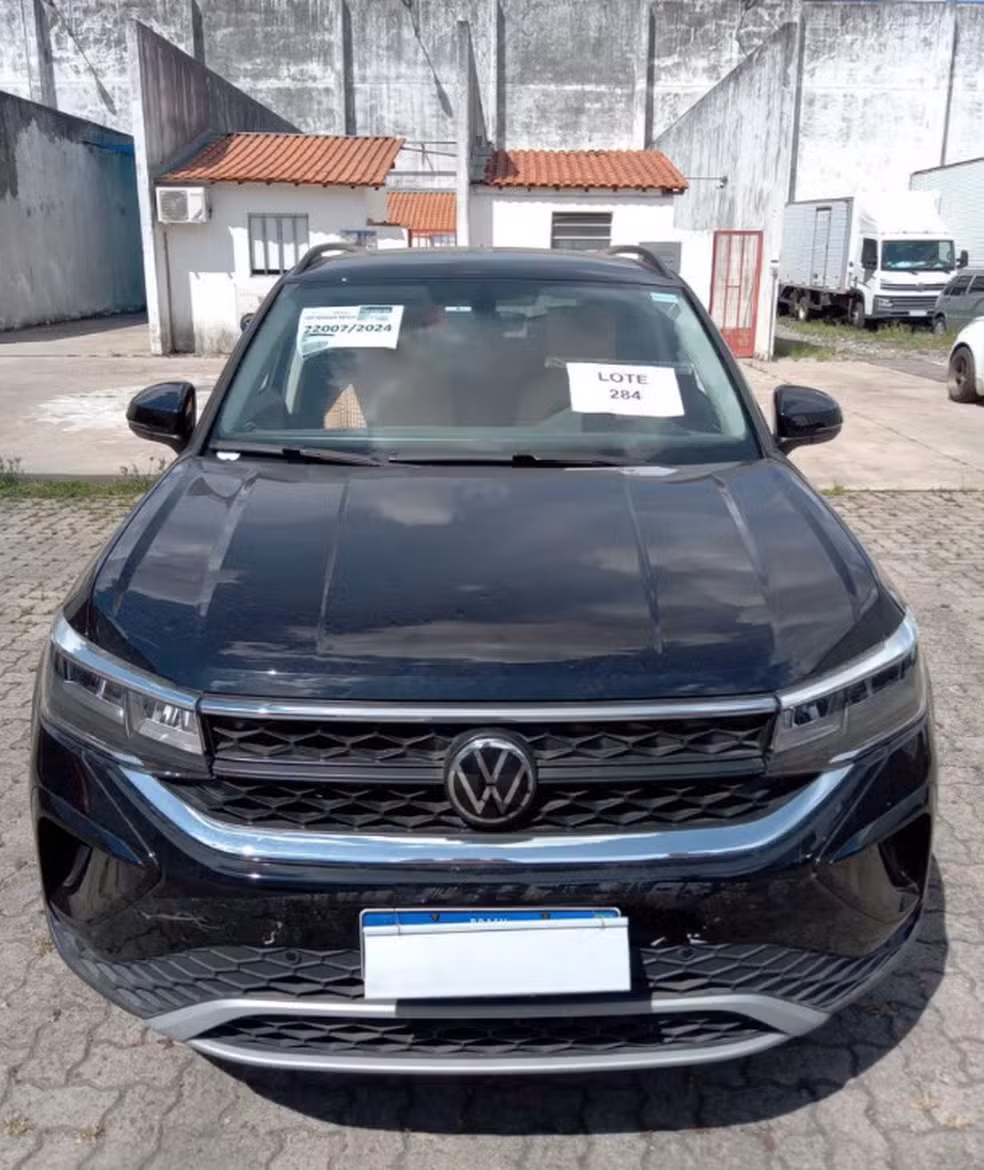 No lote 284, é possível adquirir um veículo Volkswagen Taos CL TSI, usado, a partir de R$ 80 mil.