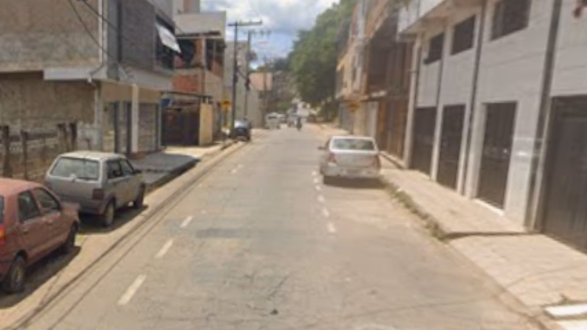 Foram levadas uma aliança e uma pulseira de ouro pertencentes a uma das vítimas.