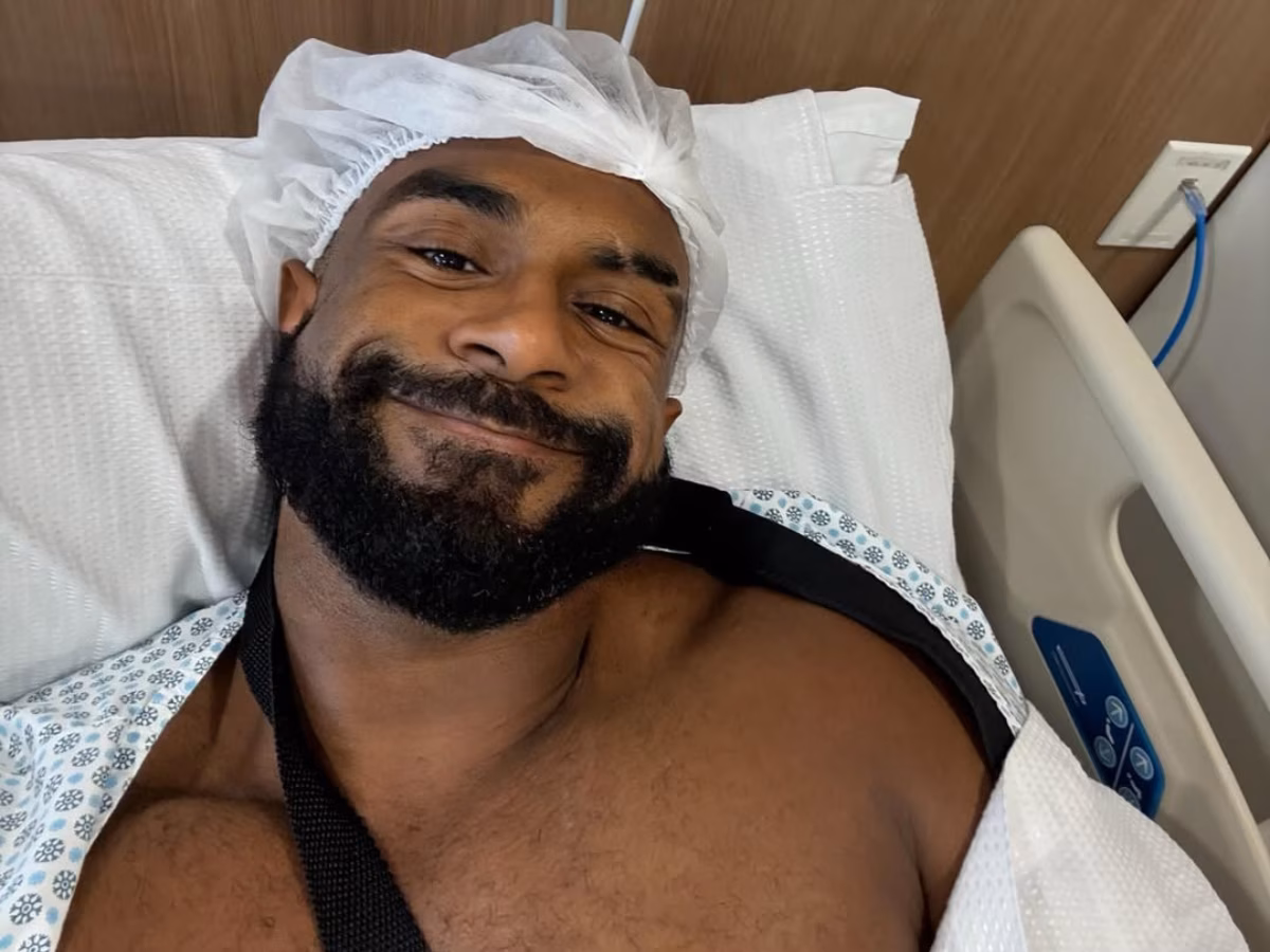 Cantor postou várias fotos em um hospital