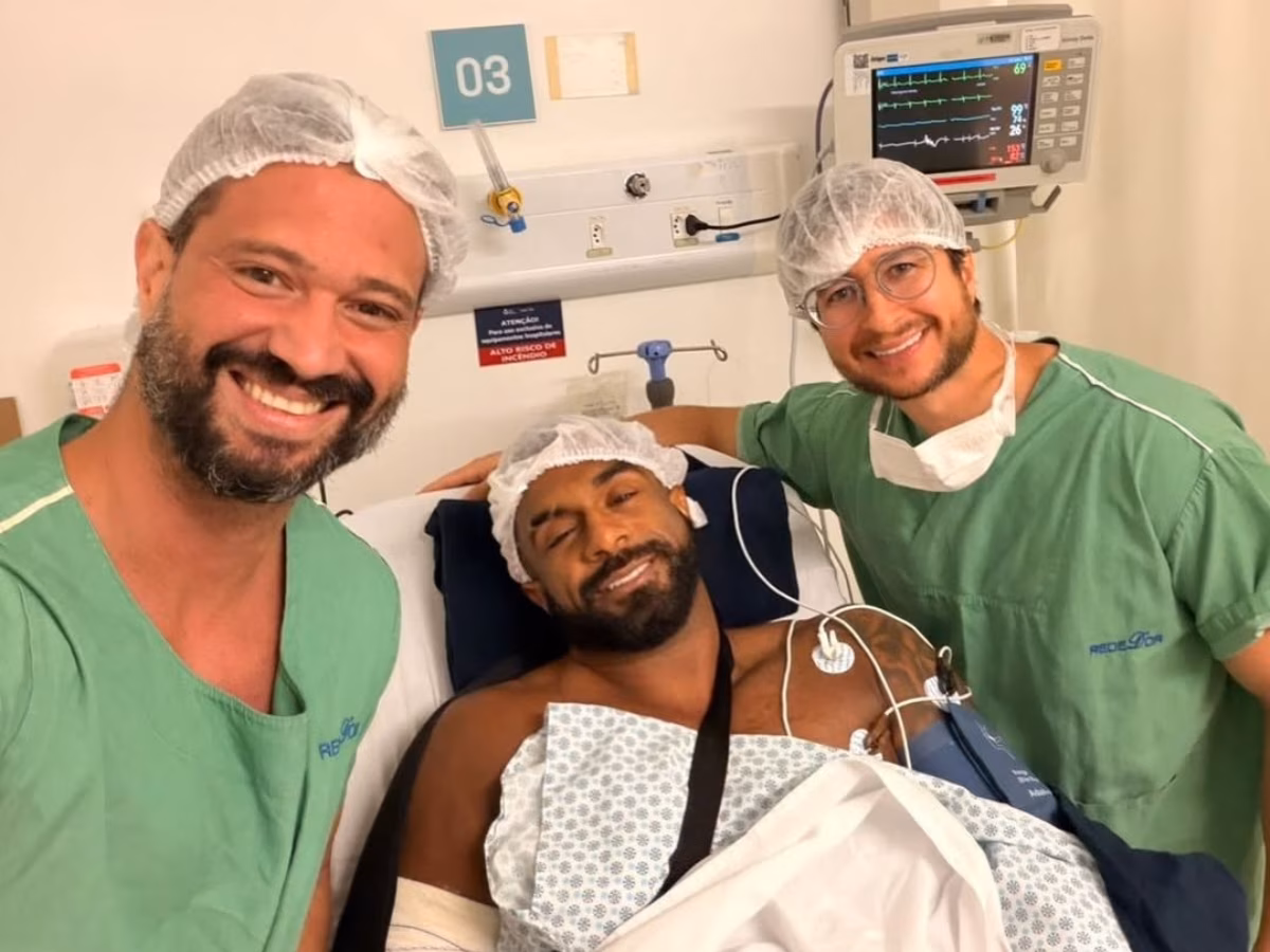 Cantor postou várias fotos em um hospital