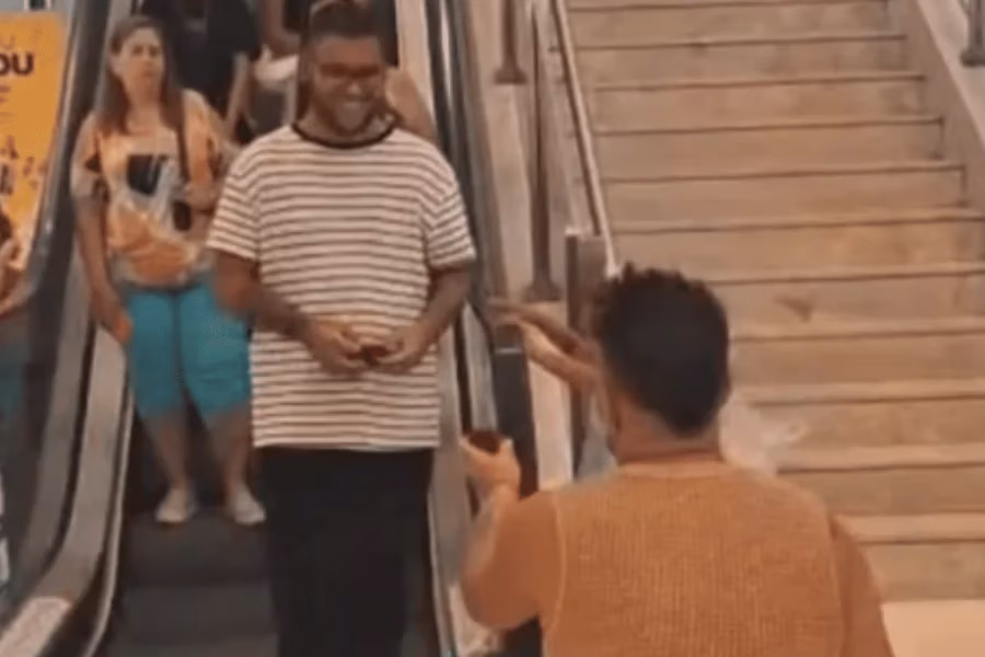 Casal é vítima de homofobia após pedido de casamento em shopping de SP