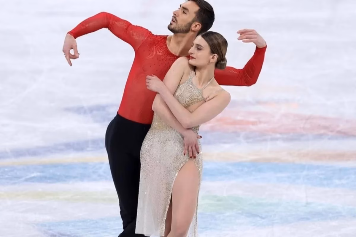 Gabriella Papadakis contou as dificuldades de enfrentar um aborto juntamente com a conquista de um título mundial de patinação