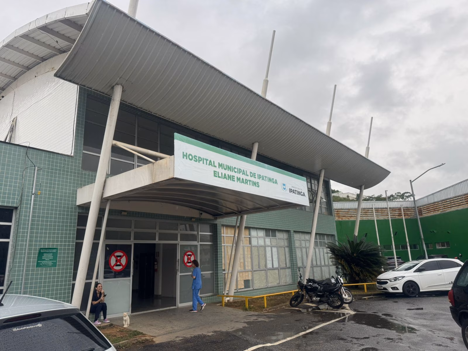 Durante momentos de superlotação das unidades de saúde criminosos se aproveitam de famílias para aplicar golpes. 