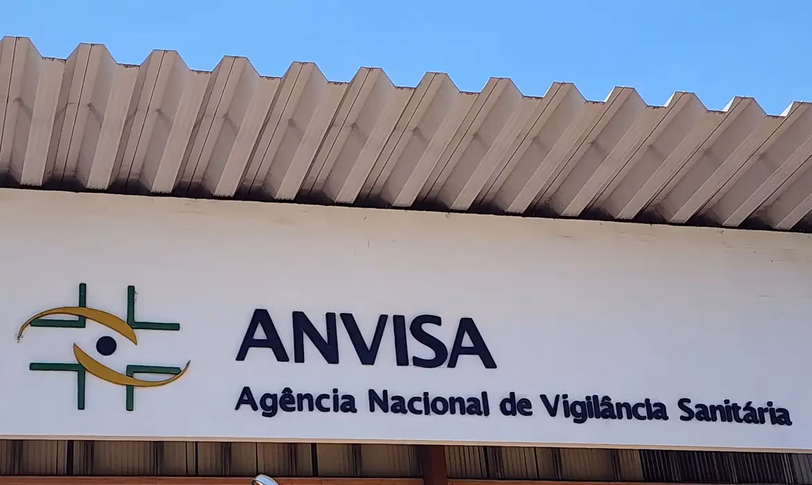 De acordo com a Anvisa, o produto é comercializado de forma sem identificação e sem CNPJ, descumprindo assim, as normas sanitárias.