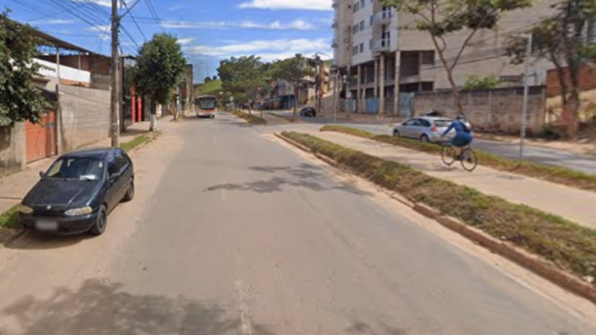Após o roubo, os autores deixaram o local a pé. Imagens do sistema de videomonitoramento da mercearia foram analisadas e ajudaram na identificação de um dos suspeitos, descrito como um homem de 21 anos.