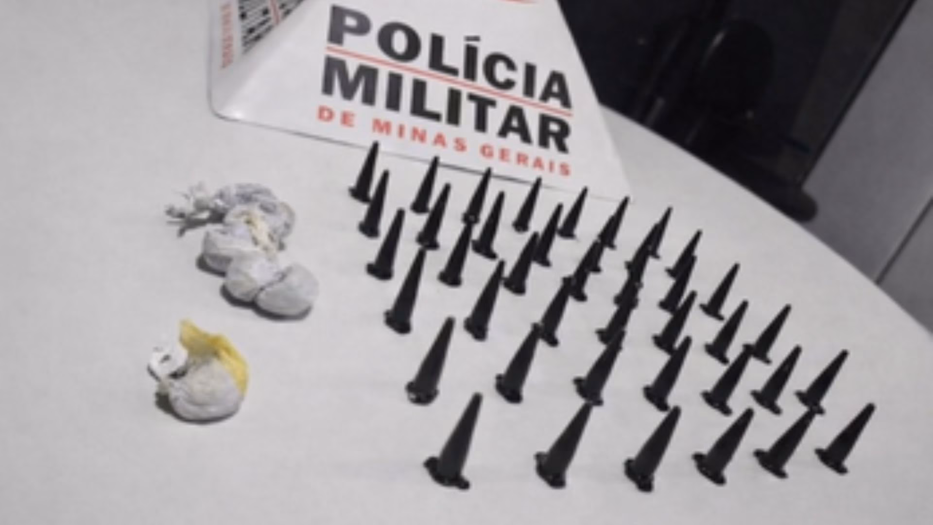 Durante patrulhamento na região, os policiais abordaram dois suspeitos, ambos moradores da Rua Roxinha. Após diligências, um deles foi localizado e denunciado pelos militares.