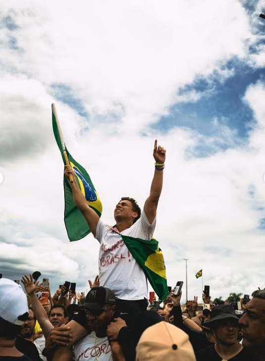 Manifestantes foram vítimas de uma descarga elétrica no ato de encerramento da caminhada de 240 km promovida pelo deputado.