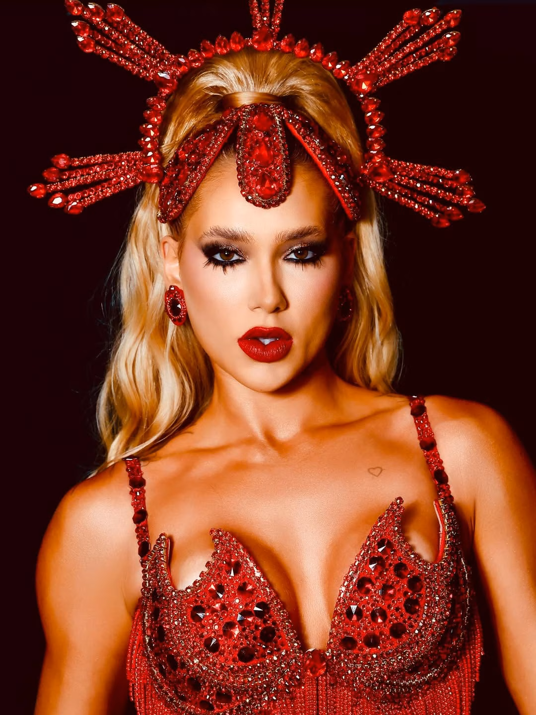 Virginia Fonseca para o último ensaio de rua da Grande Rio, em Duque de Caxias