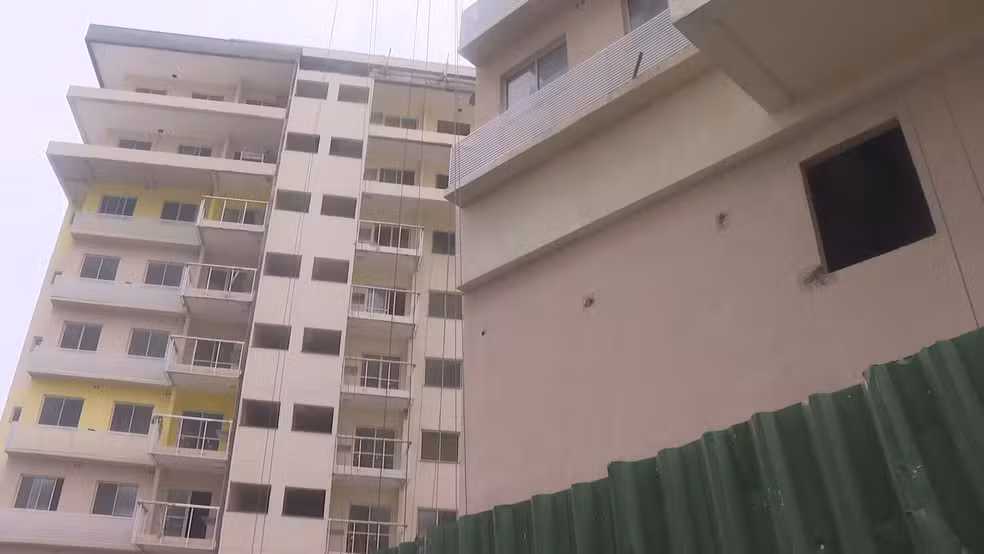 Compradores denunciam atrasos sucessivos na entrega de condomínio em Niterói, que ainda não teve as obras concluídas