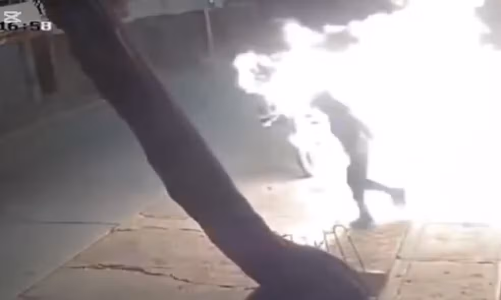 Homem ateou fogo em concessionária de motos, mas acabou atingido pelas chamas