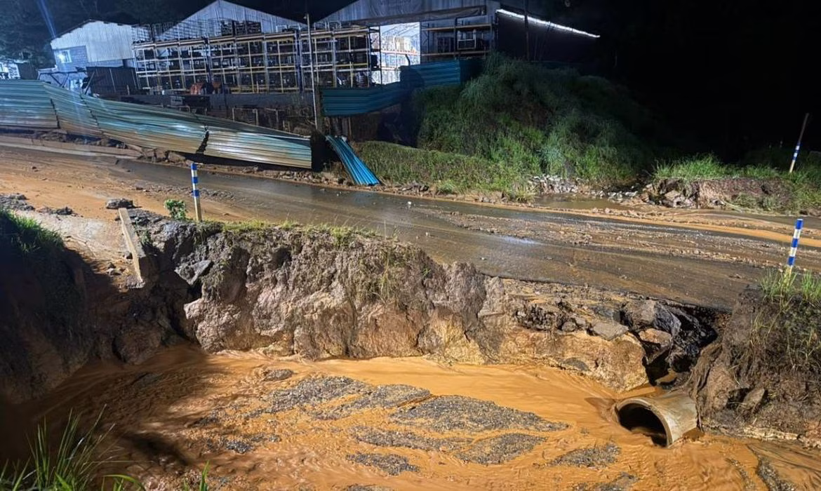 Imagens registraram por onde a água passou. 