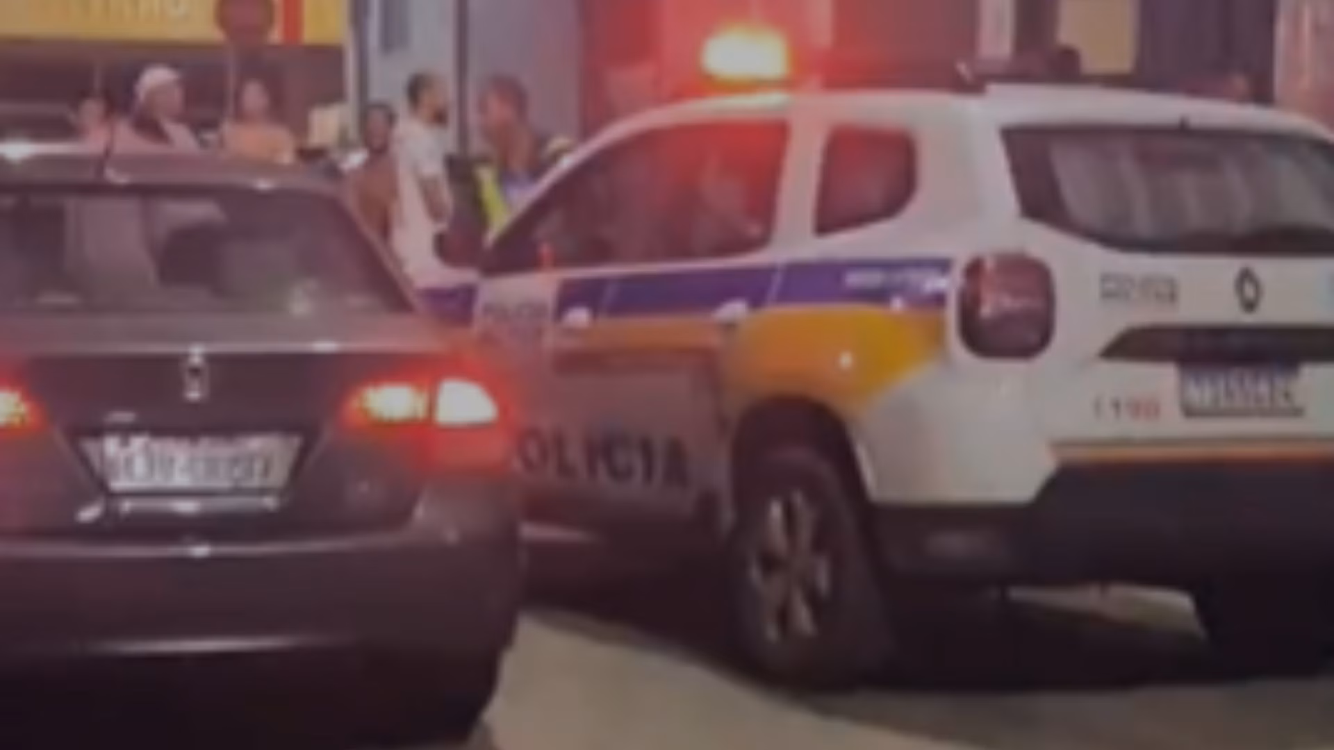 Para tentar se proteger, o homem correu para o interior de um estabelecimento comercial, mas acabou atingido durante a ação. A vítima afirmou à polícia que não sabe quem seria o autor dos disparos nem o motivo do ataque.