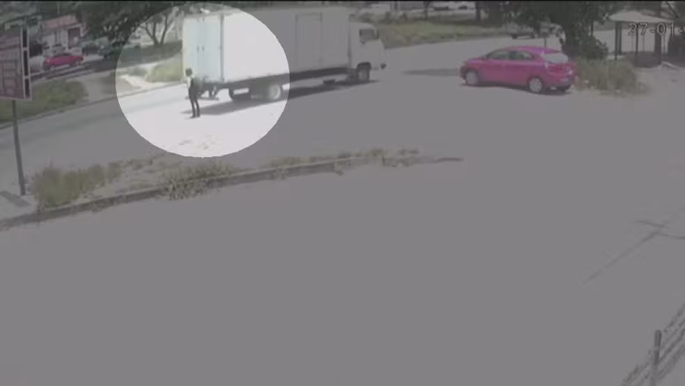 Mulher foi atropelada por caminhão em São Gonçalo