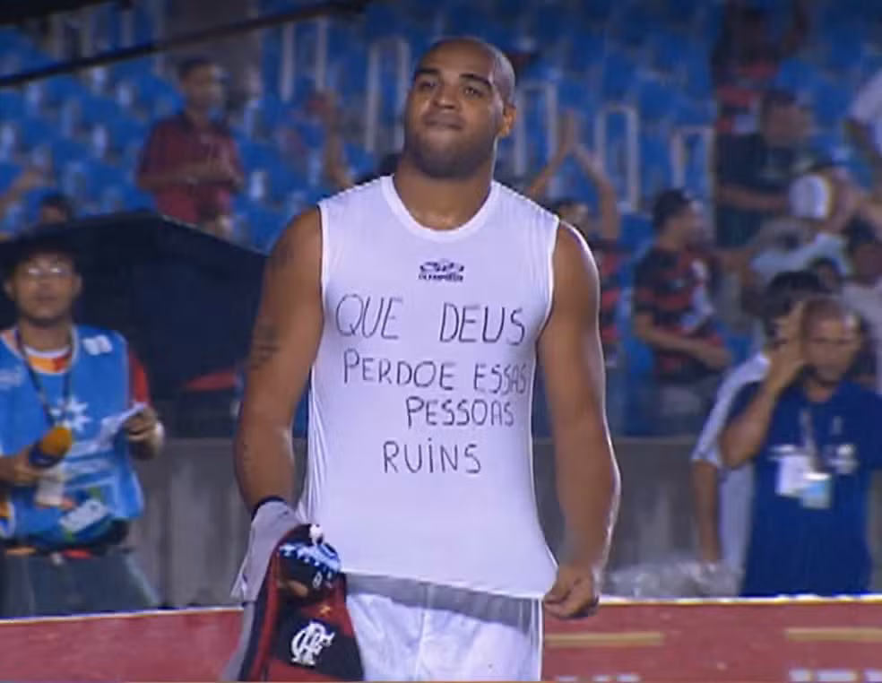 Adriano Imperador com camiseta que diz 