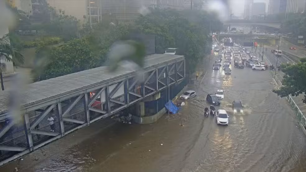 Alagamento na Avenida 23 de Maio, em SP
