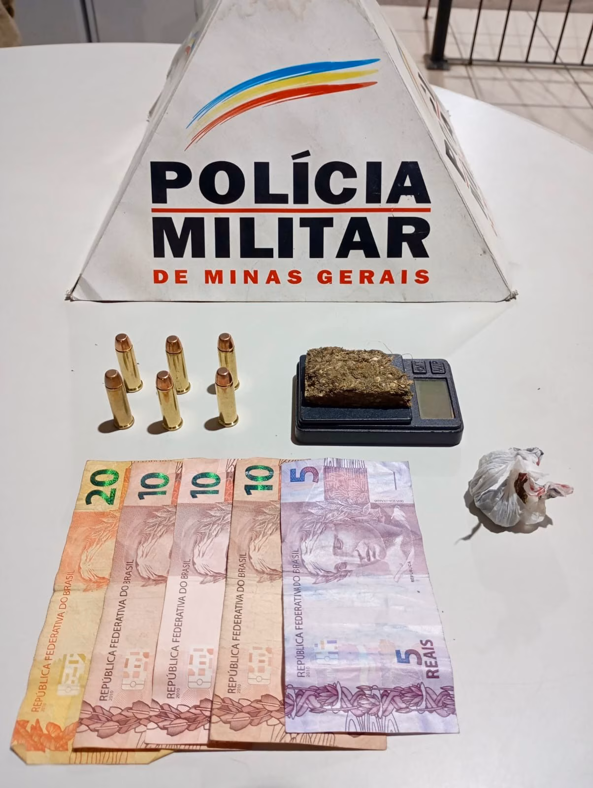 Na busca pessoal, os policiais encontraram com o suspeito uma porção de substância análoga à maconha, seis munições de calibre .38 e R$ 55 em dinheiro