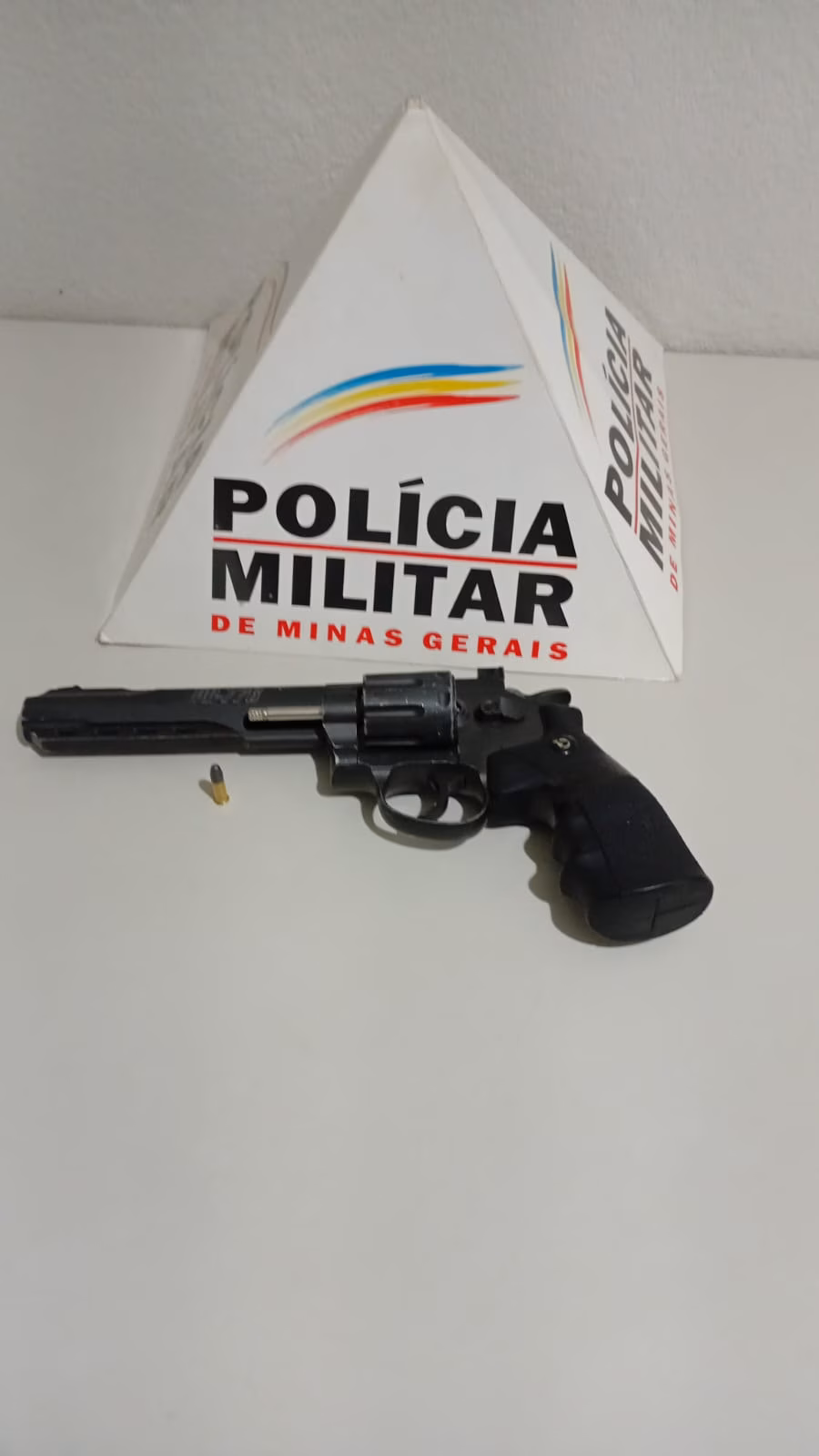 O condutor estava sem capacete e o passageiro utilizava o equipamento de segurança preso apenas sobre a testa, em desacordo com a legislação de trânsito brasileira.