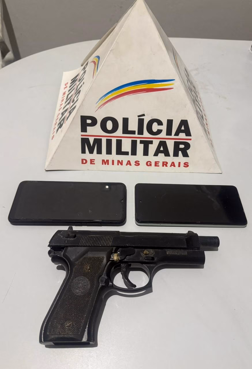 Com eles, os militares apreenderam um simulacro de arma de fogo e três aparelhos celulares, um deles reconhecido pela vítima como de sua propriedade