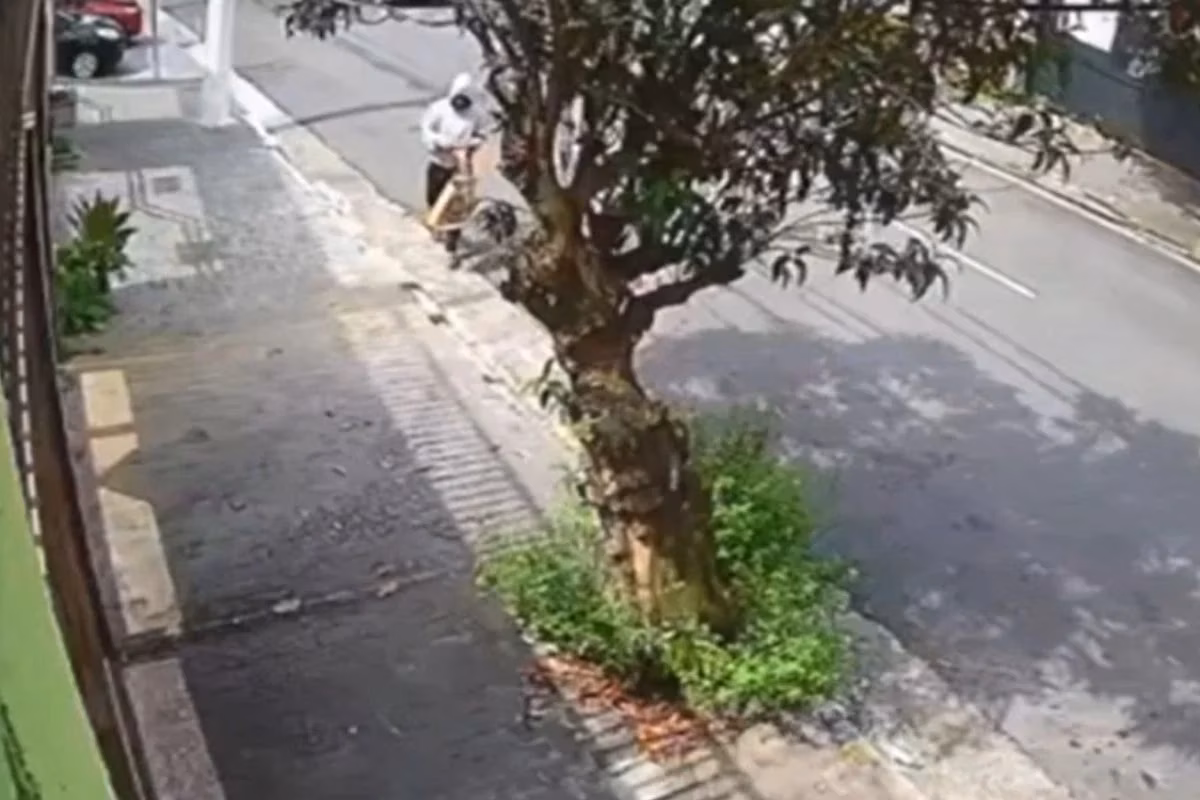 Imagens de câmeras de segurança flagraram um homem entrando e saindo da casa de Miguel Abdalla Netto, tio de Suzane