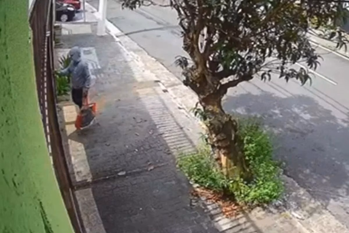 Imagens de câmeras de segurança flagraram um homem entrando e saindo da casa de Miguel Abdalla Netto, tio de Suzane