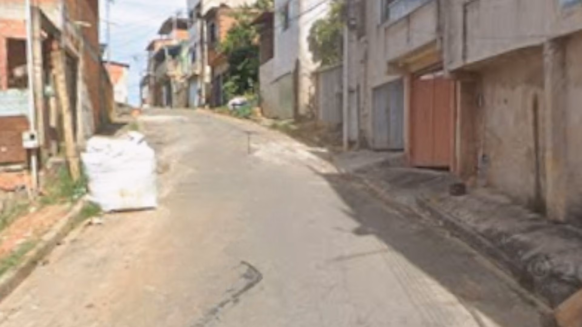 De acordo com as primeiras informações, a vítima foi surpreendida e atingida por disparos de arma de fogo. O homem, conhecido apenas pelo apelido de “Cabeça”, chegou a ser socorrido e encaminhado à Unidade de Pronto Atendimento (UPA), mas não resistiu aos ferimentos e morreu após dar entrada na unidade.