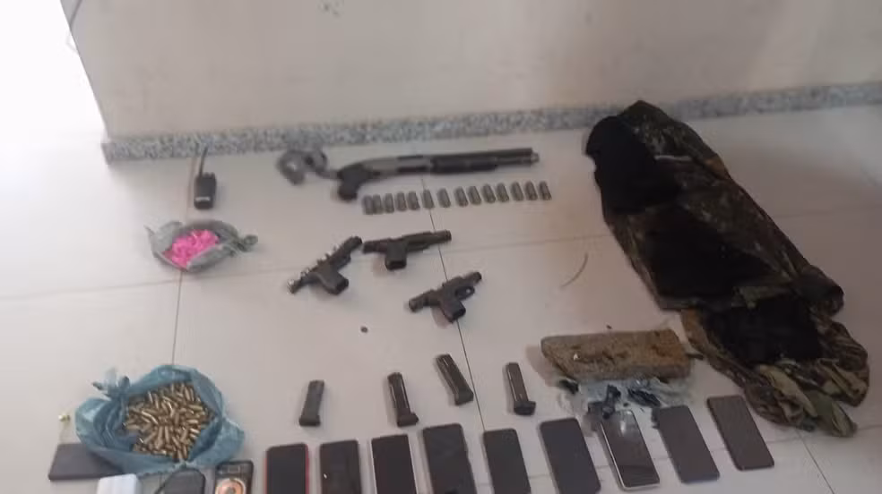 Foram apreendidos carregadores, armas e munições