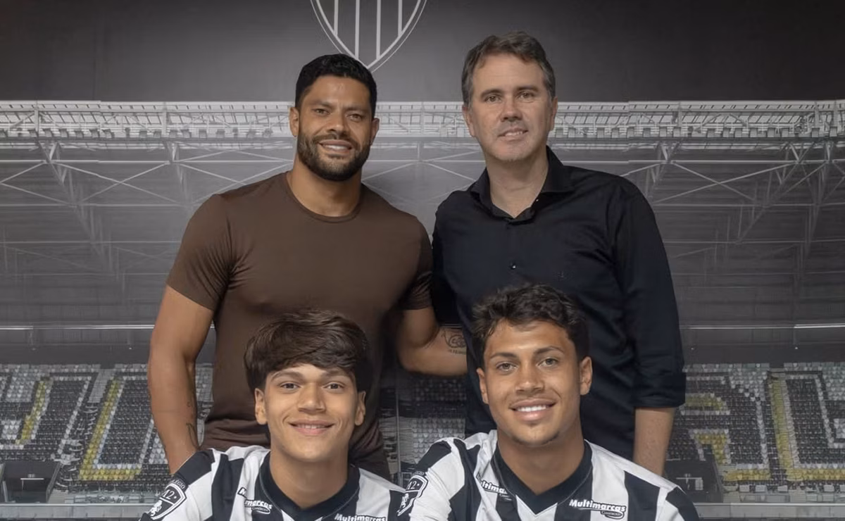 Hull e os filhos Tiago (à direita) e Ian no momento da assinatura do contrato com o Atlético