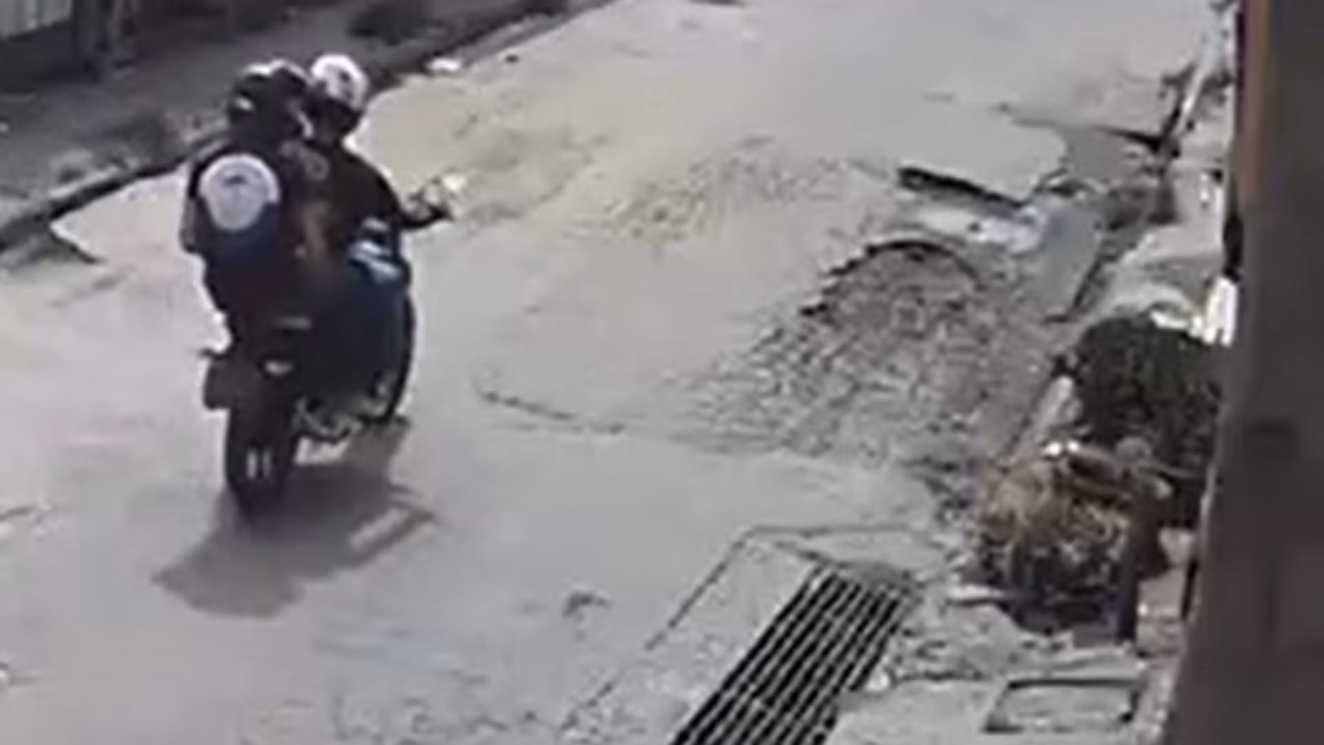 O vídeo ainda registra o desespero de quem estava na via, com gritos e correria logo após o ataque.