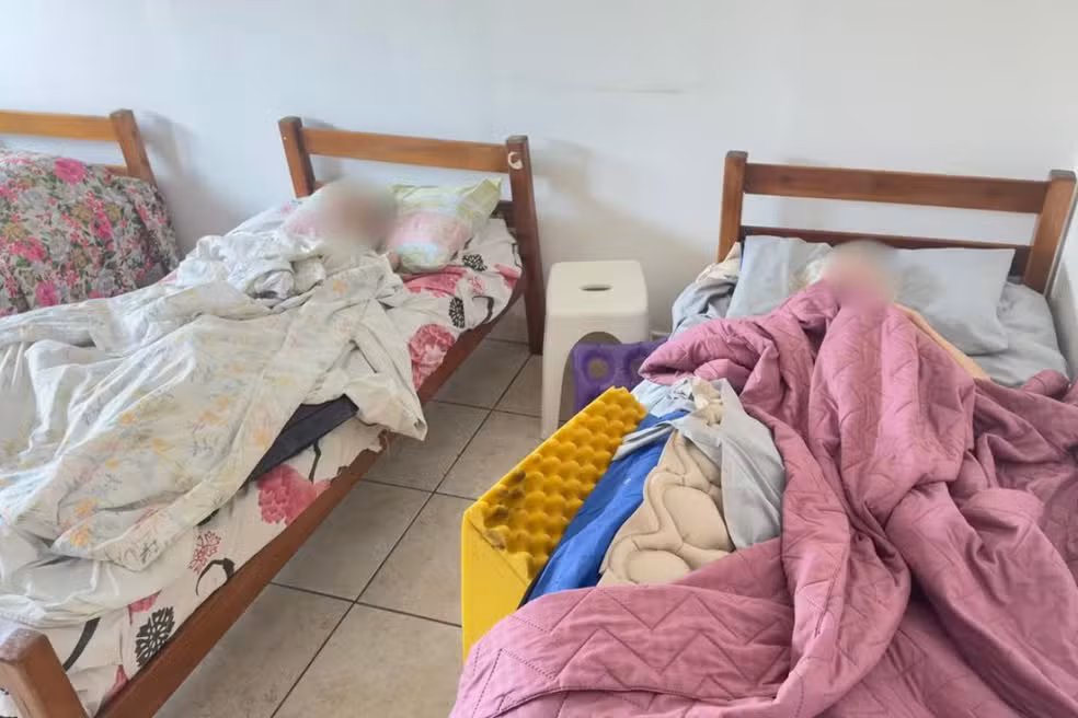 Homem de 62 anos foi detido em flagrante em Praia Grande (SP). Segundo a Polícia Civil, mulheres de 79, 80 e 82 anos estavam desnutridas e viviam em condições extremamente precárias.