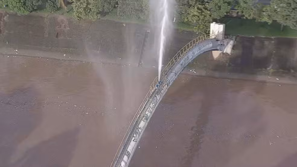 Vazamento em tubulação forma 'chafariz' em cima do Rio Tietê