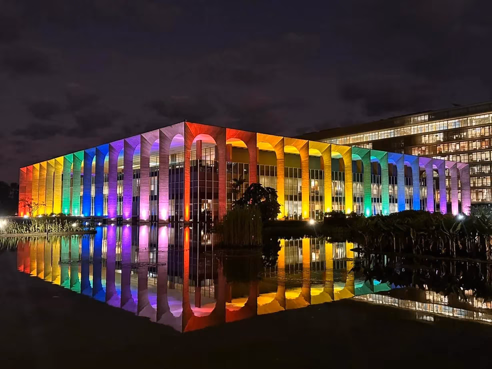 Palácio do Itamaraty recebe iluminação em homenagem ao Orgulho LGBTQIA+