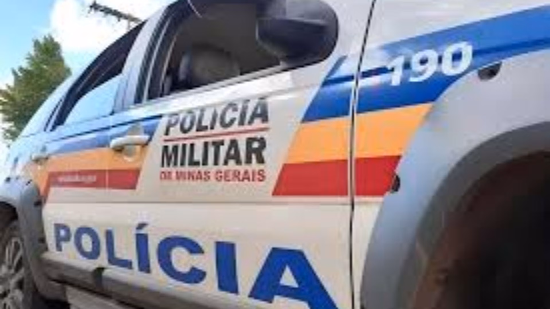 Ao verificar a situação, os militares constataram que o corpo já estava em avançado estado de decomposição, o que indica que a morte pode ter ocorrido há cerca de três dias. A vítima vestia camisa preta e bermuda azul.