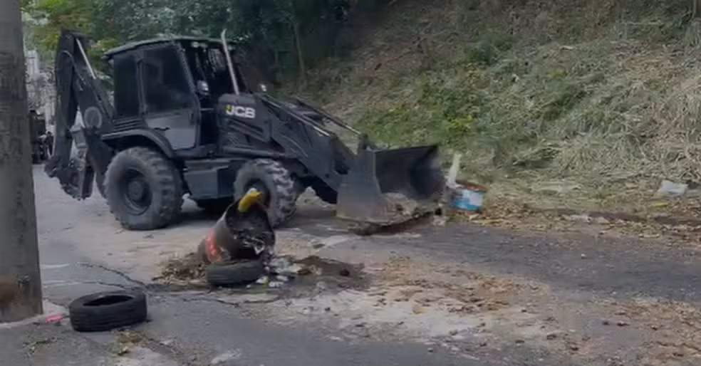 Barricadas foram retiradas durante a operação da PM no Morro do Dendê