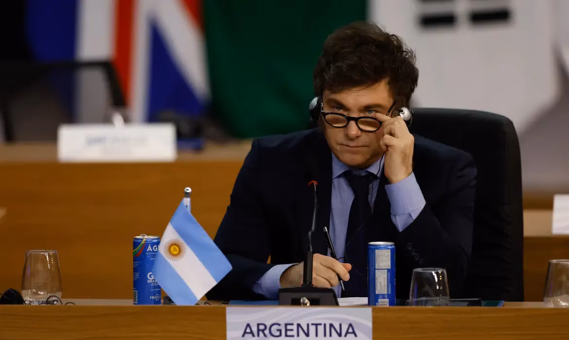 O Senado da Argentina aprovou na madrugada desta quinta-feira (12) o projeto de reforma trabalhista, carro-chefe do governo do presidente Javier Milei.