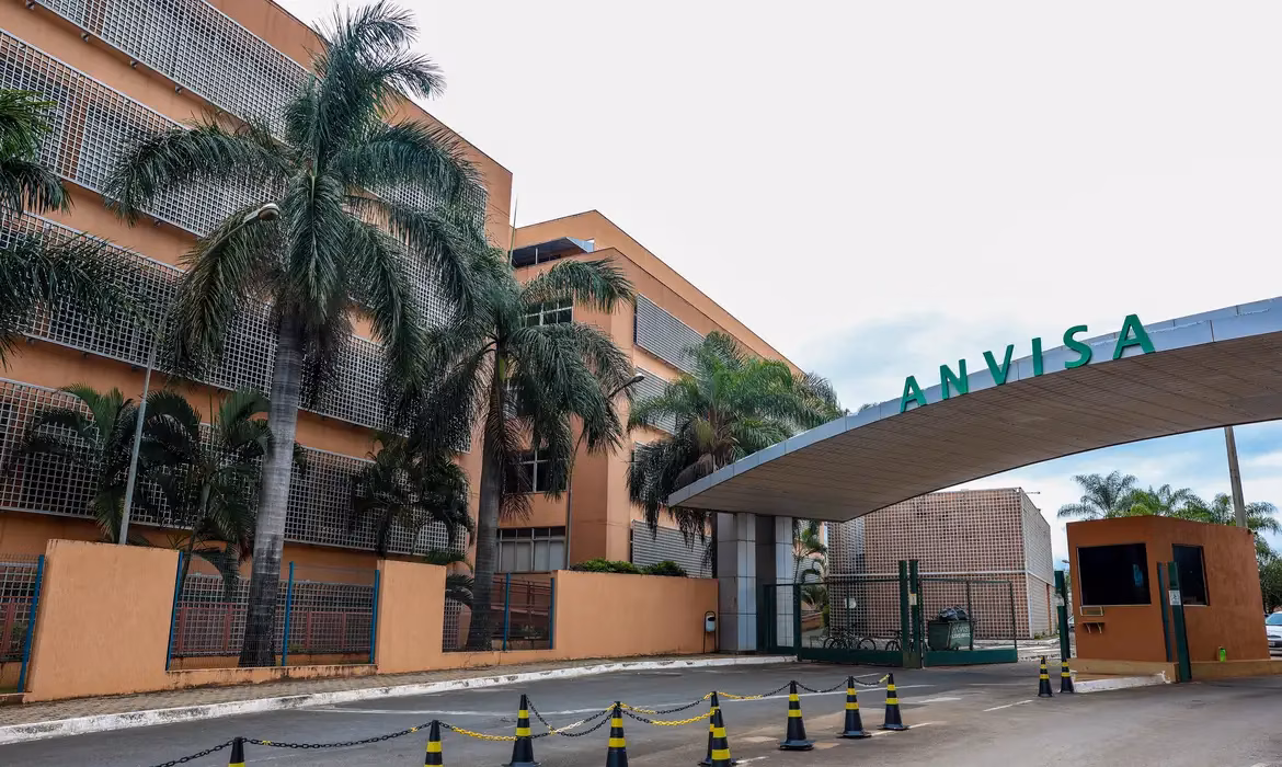 Fiscalização da Anvisa encontrou produtos sem registro, com origem desconhecida e promessas terapêuticas proibidas