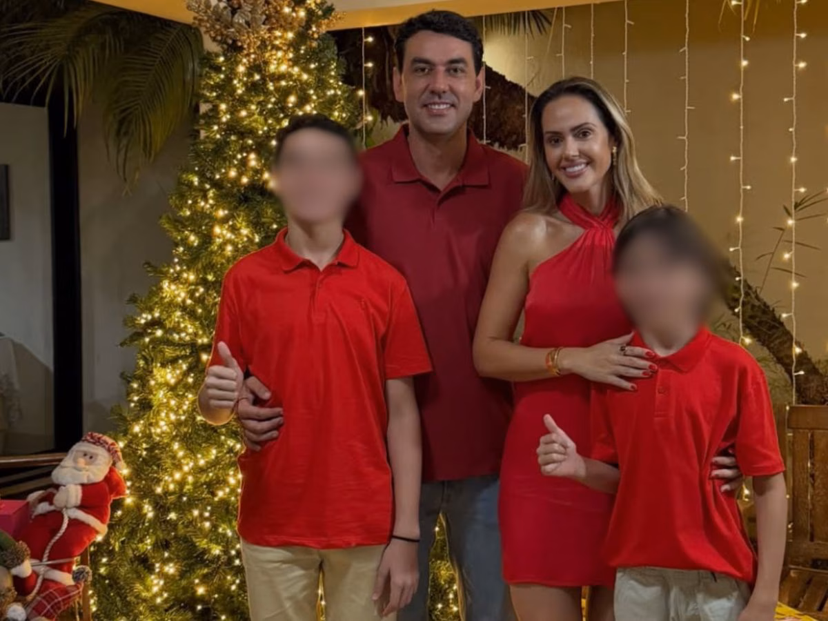 Thales Machado com a esposa e os filhos