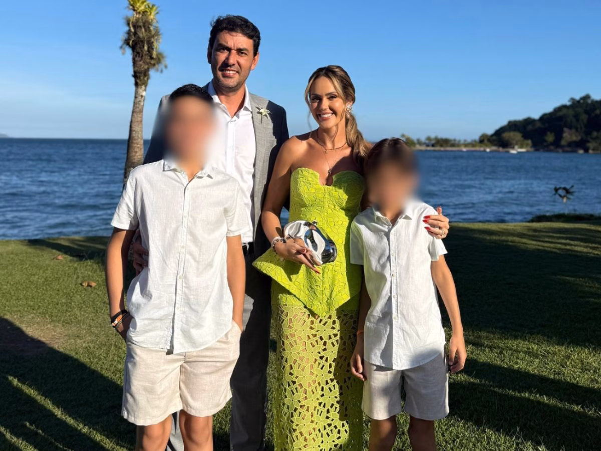 Thales Machado com a esposa e os filhos
