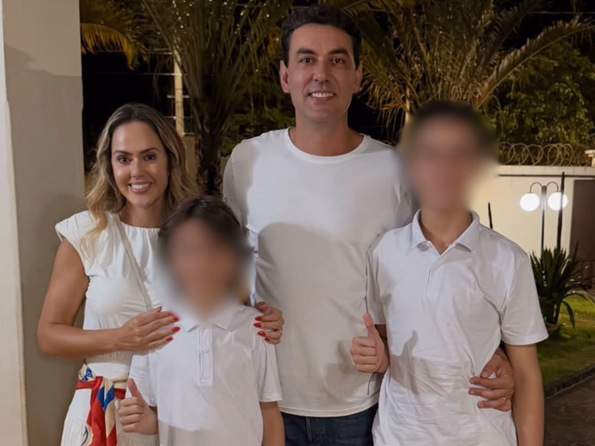 Thales Machado com a esposa e os filhos