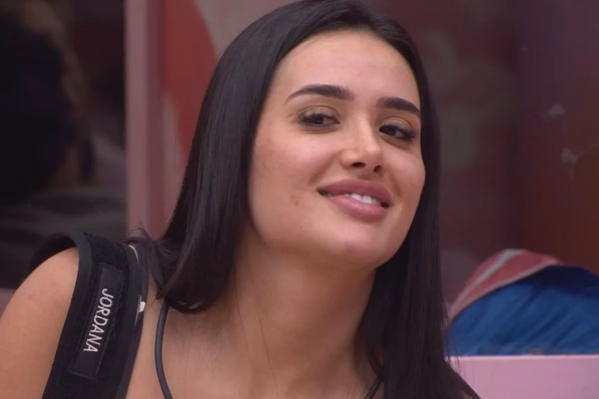 A participante Jordana, do BBB26, é acusada de ter fraudado o sistema de cotas raciais em um concurso público; irmão saiu em defesa