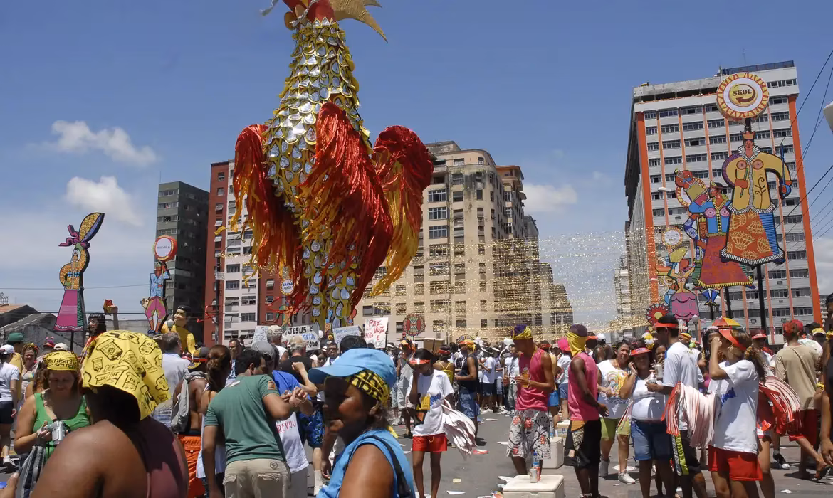 Maior bloco do mundo, Galo da Madrugada lota ruas do Recife