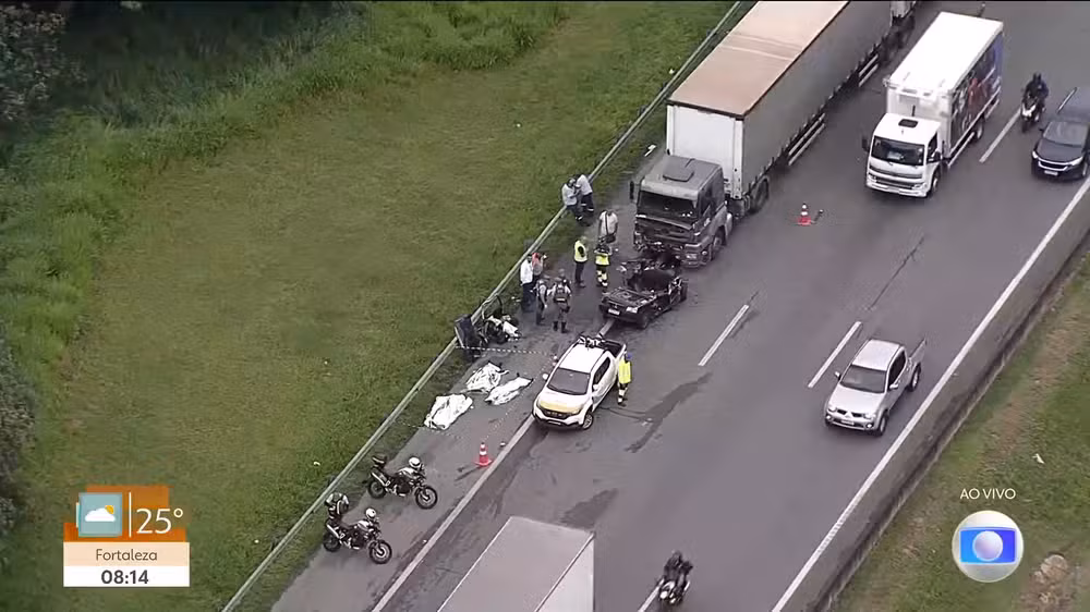Acidente entre carro e carreta deixa três mortos em Itapecerica da Serra.