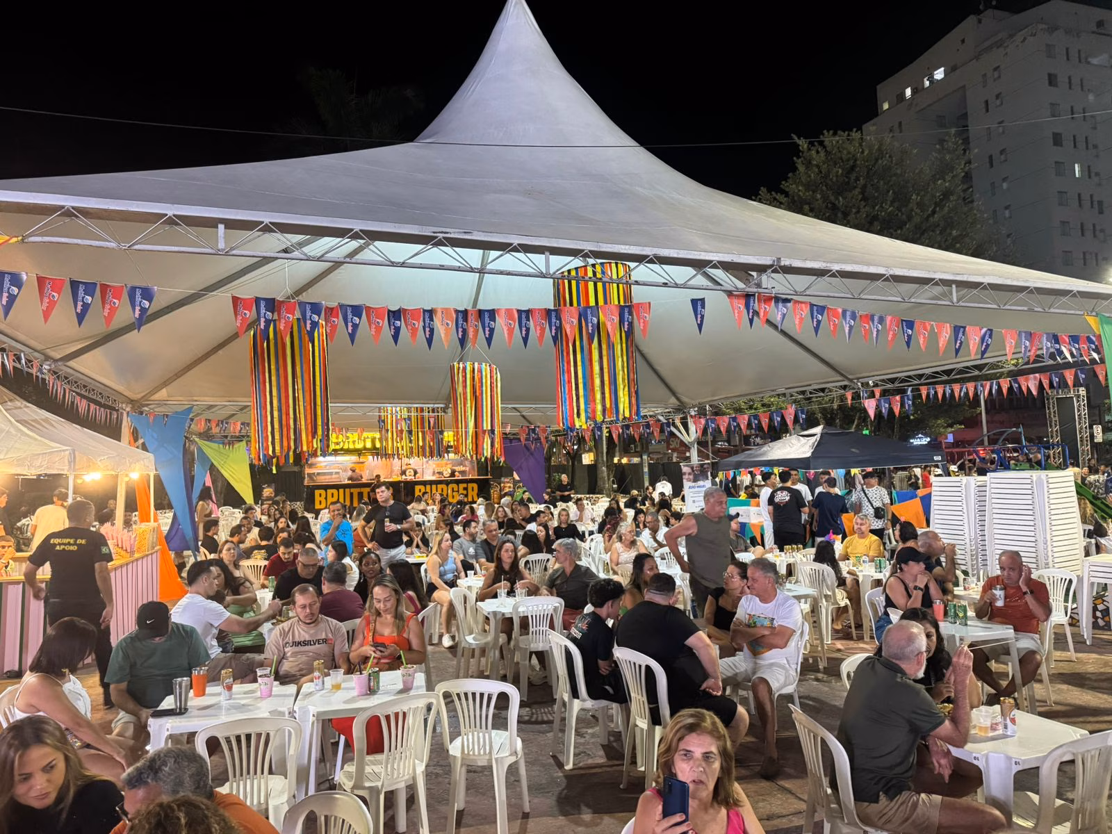 O evento conta com uma praça de alimentação para o público.
