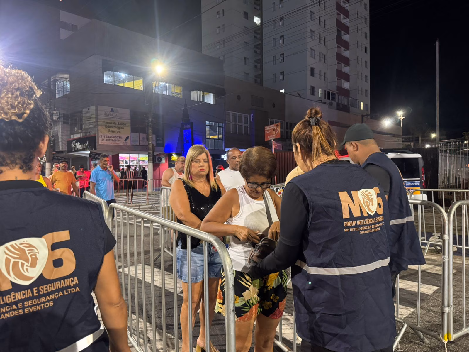 Logo na entrada os foliões passam pela revista da segurança do evento. 